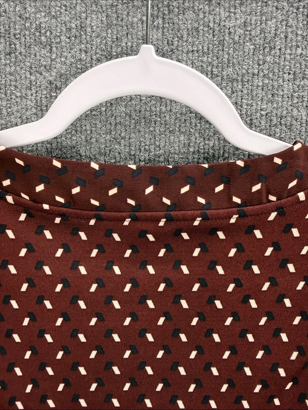 Ann Taylor Burgundy Sleeveless V-Neck Printed Blouse XS Nice!